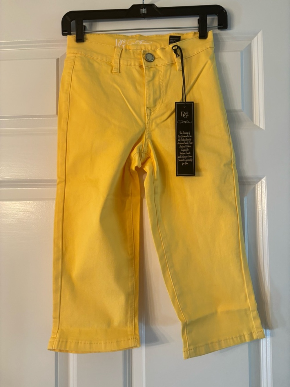 NWT NEW DG2 by Diane Gilman Effortless Stretch Denim Tri-Fit Capri
Daisy Yellow